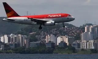 Companhia aérea brasileira Avianca suspende voos devido à crise