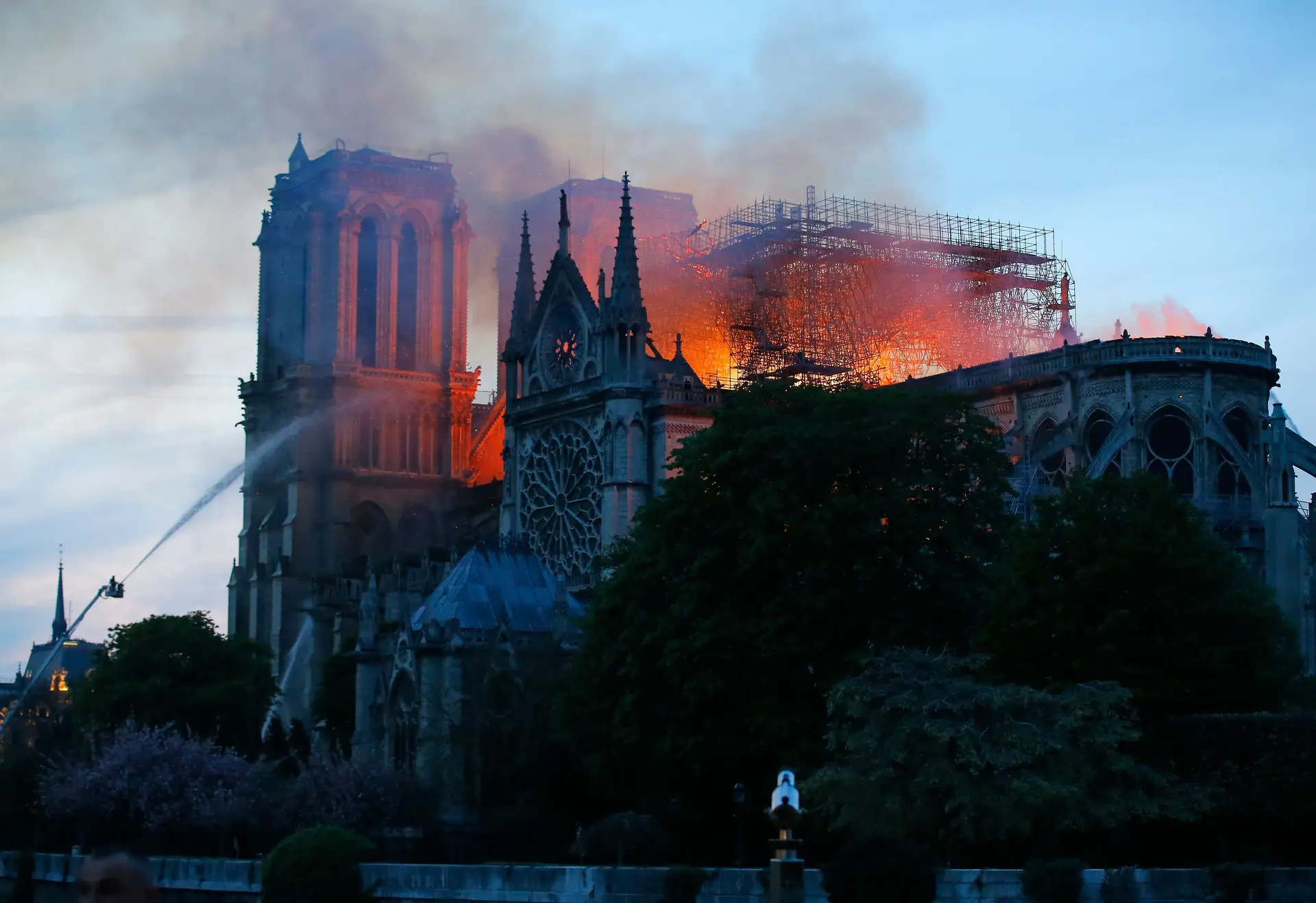 Mundo reage ao incêndio na Notre-Dame: "Paris ferida na sua Catedral em chamas"