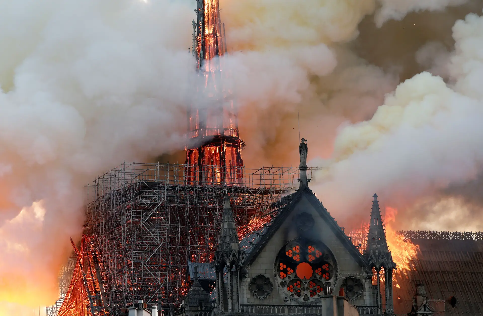 Aviões cisterna podiam fazer colapsar catedral, "responde" Segurança Civil a Donald Trump