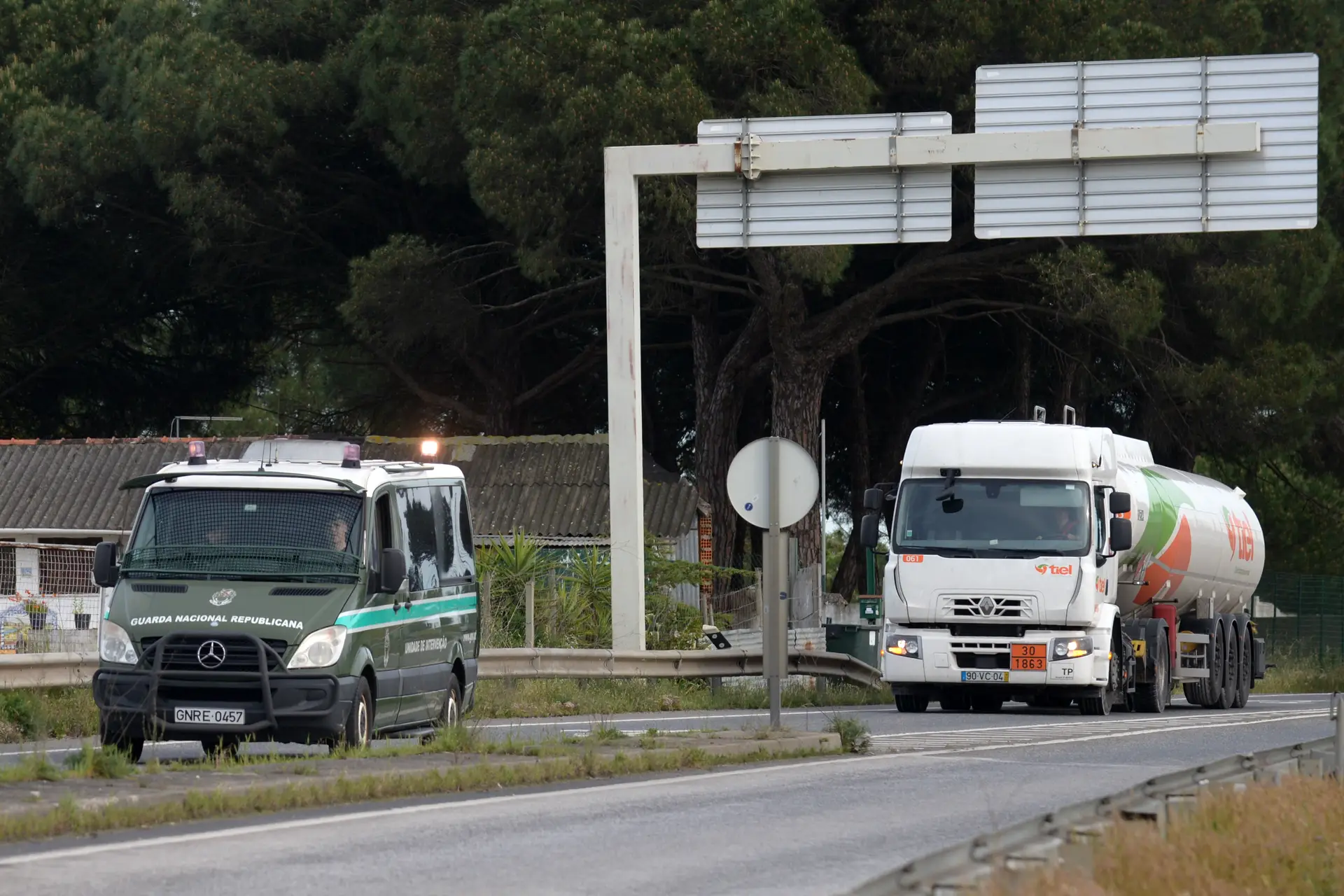 GNR escolta camiões com combustíveis que vão para o aeroporto de Lisboa