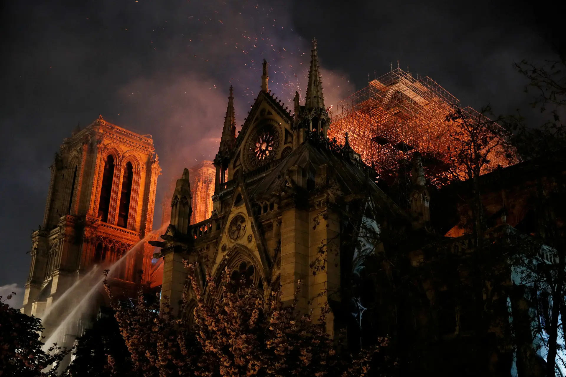Cinzas de Notre-Dame cobrem Paris