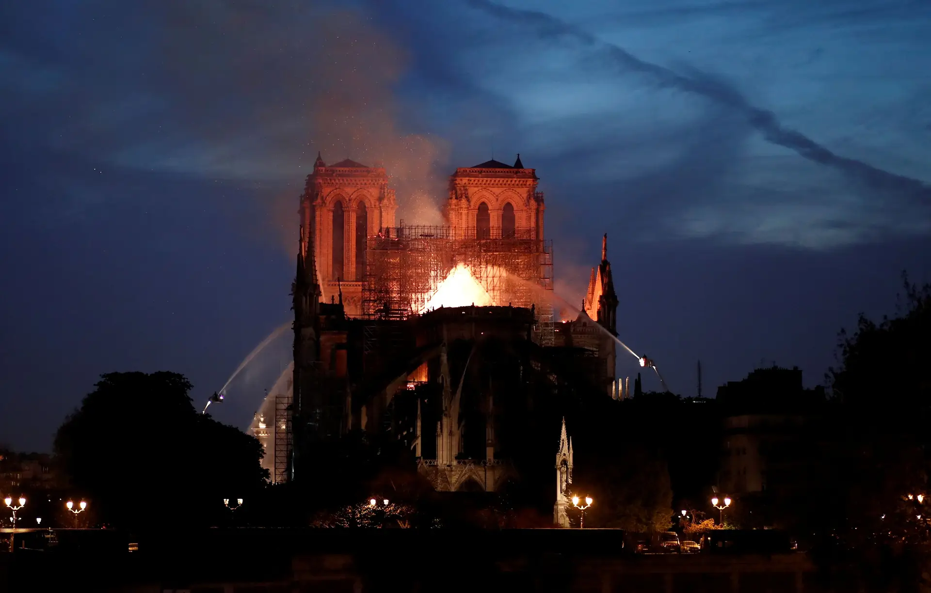 Pessoal da segurança da Notre Dame demorou 30 minutos a chamar bombeiros