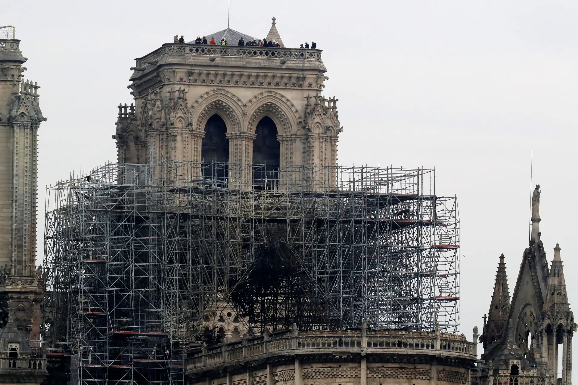 Papa reza pelos católicos e pelos parisienses em choque com incêndio na Notre-Dame