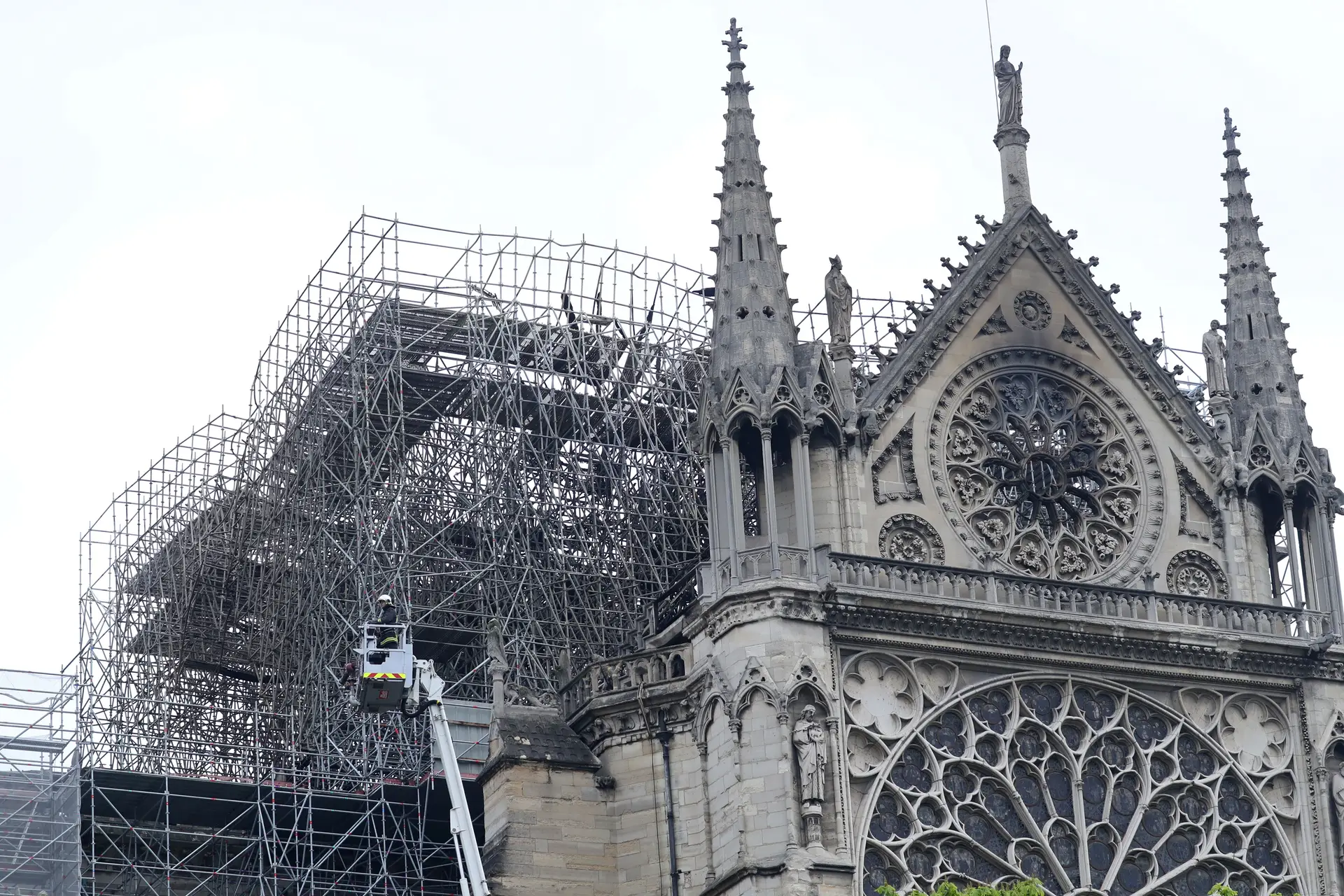Primeiras imagens da manhã em Paris, depois da tragédia em Notre-Dame