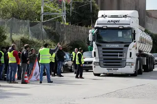 Palmas, assobiadelas e apupos à chegada de camiões à Petrogal em Matosinhos