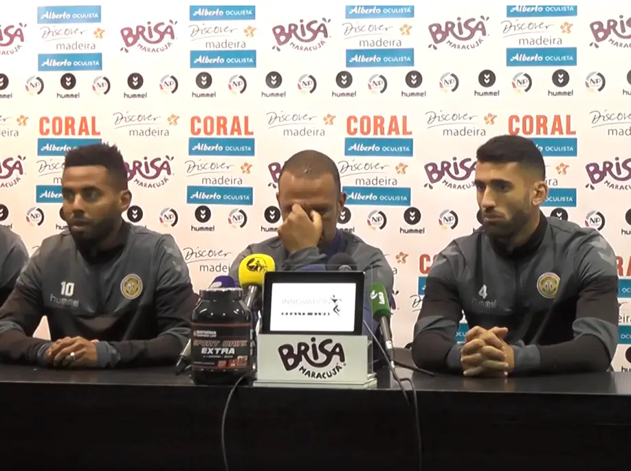 Costinha emociona-se na conferência de imprensa com surpresa dos jogadores