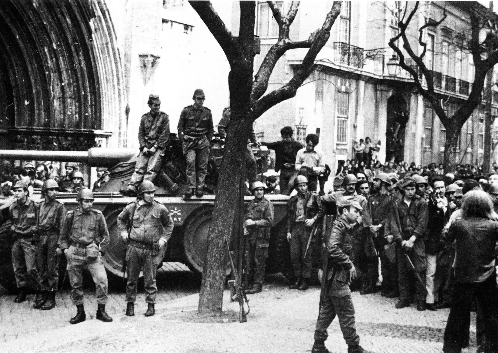 25 de Abril teve cravos, mas também presunto: momentos caricatos da Revolução