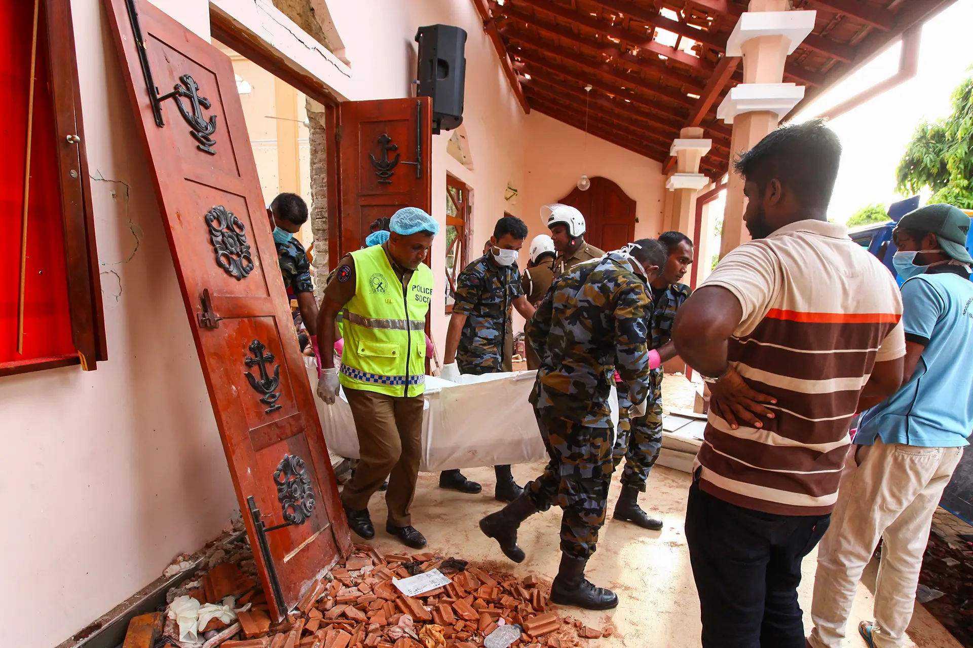 Radicais islâmicos suspeitos da autoria das oito explosões no Sri Lanka