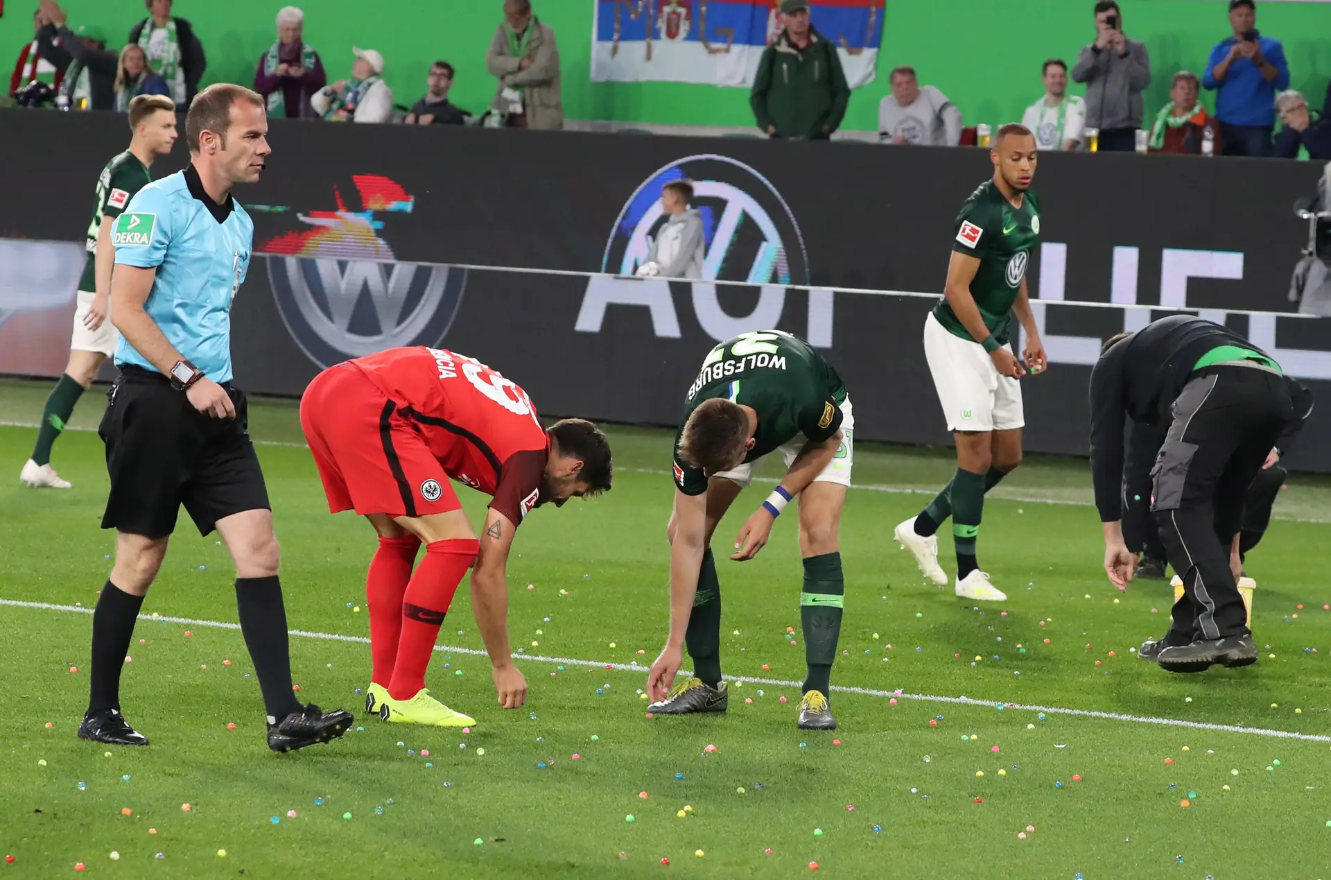"Chuva" de ovos da Páscoa interrompe jogo da Liga alemã