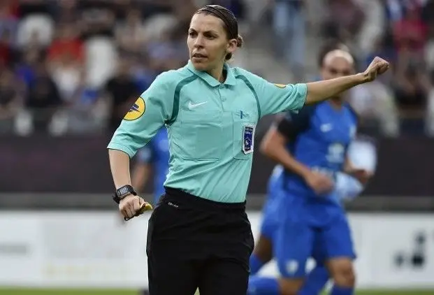 Stéphanie Frappart, a primeira mulher a arbitrar um jogo da liga francesa