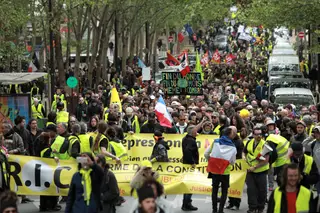 Protestos dos coletes amarelos continuaram apesar de anúncios de Macron
