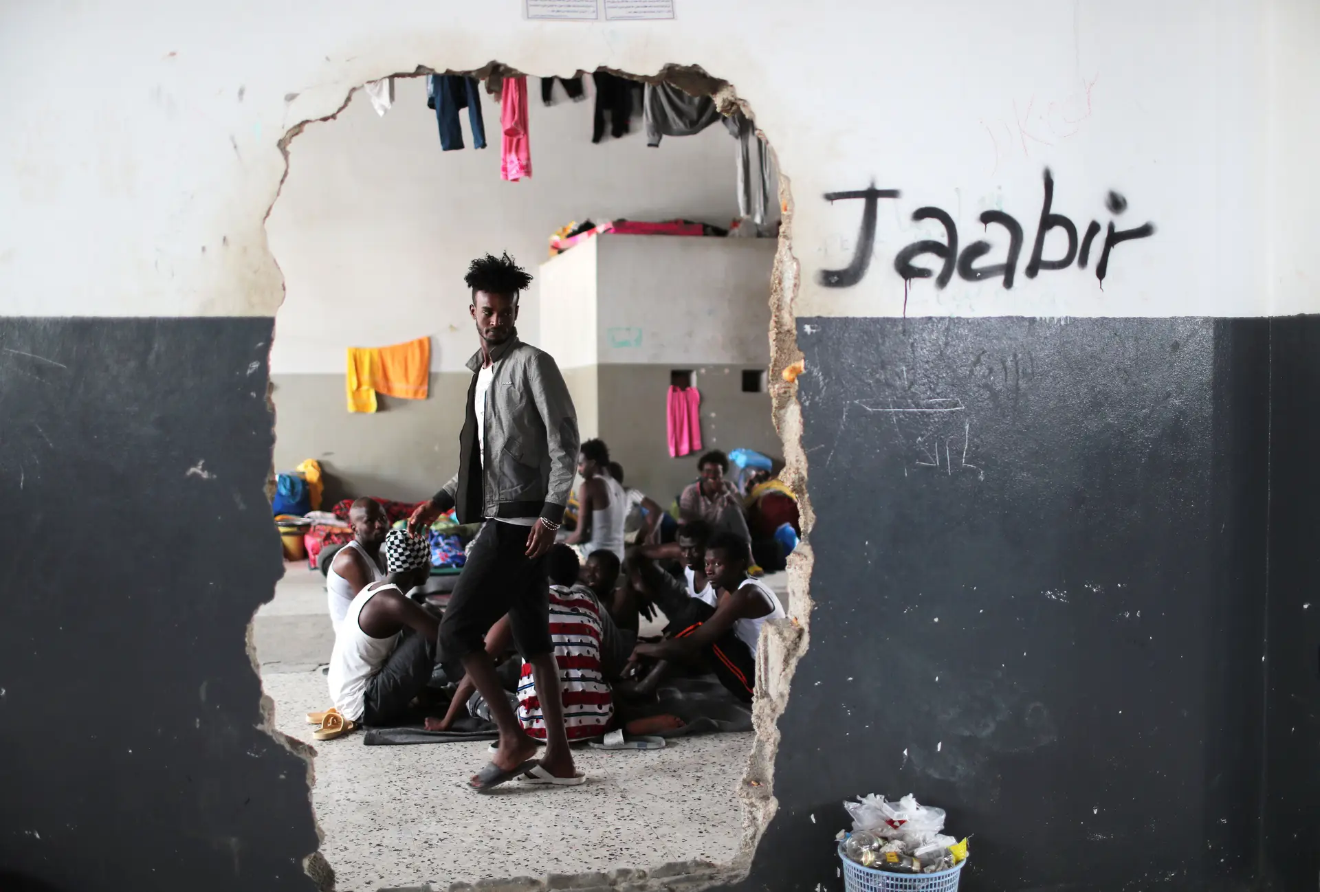 Combates em Trípoli atingem centro de detenção com migrantes