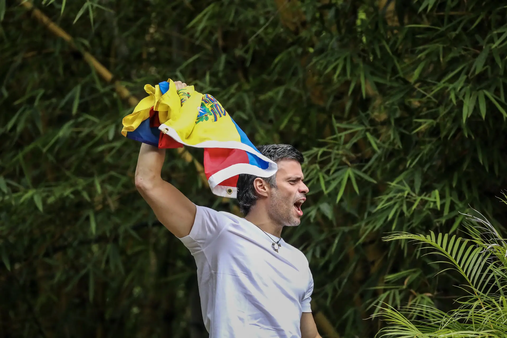 Leopoldo López e família estão na embaixada espanhola em Caracas