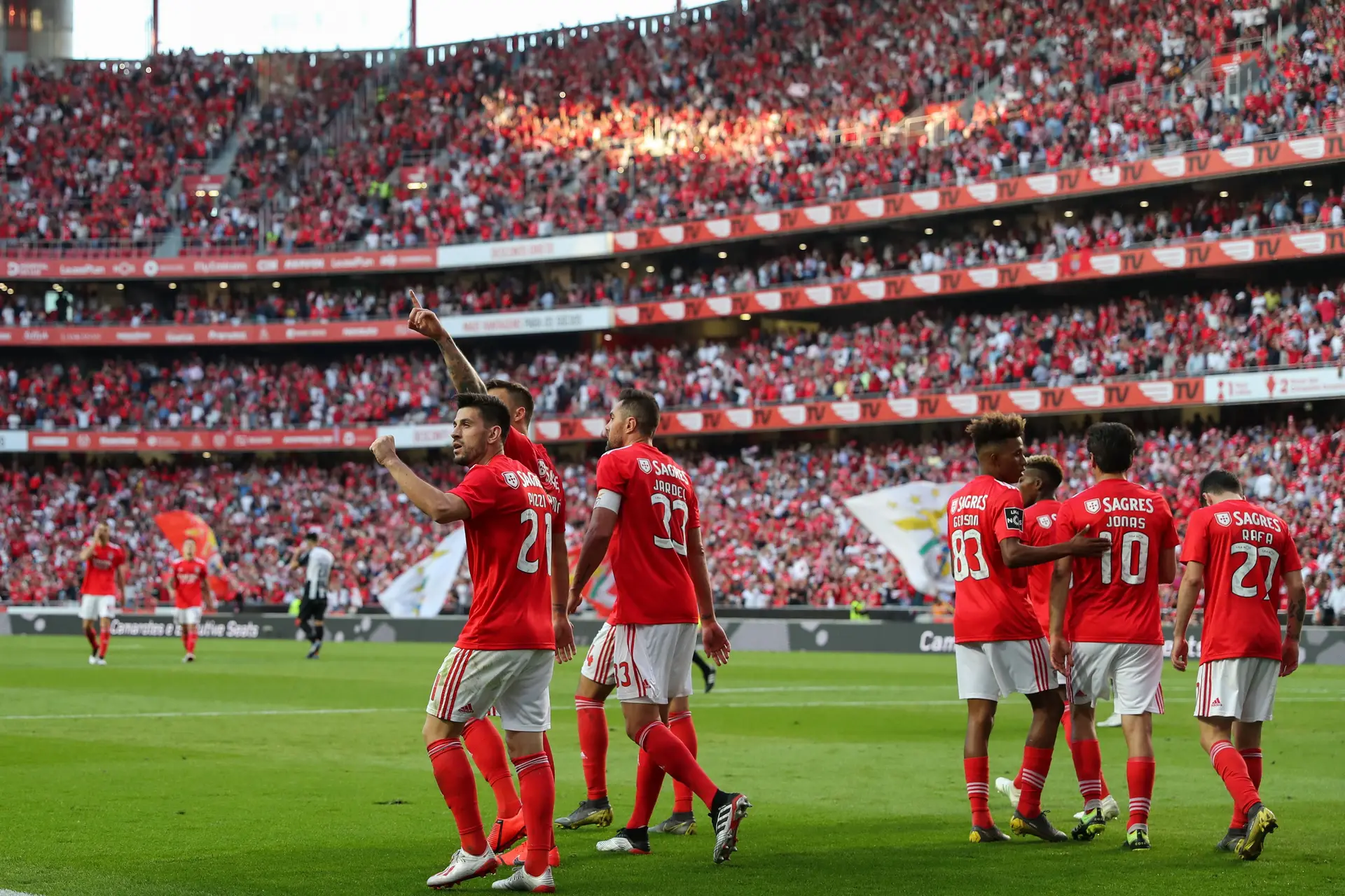 Benfica vira resultado com Portimonense e fica mais perto do título