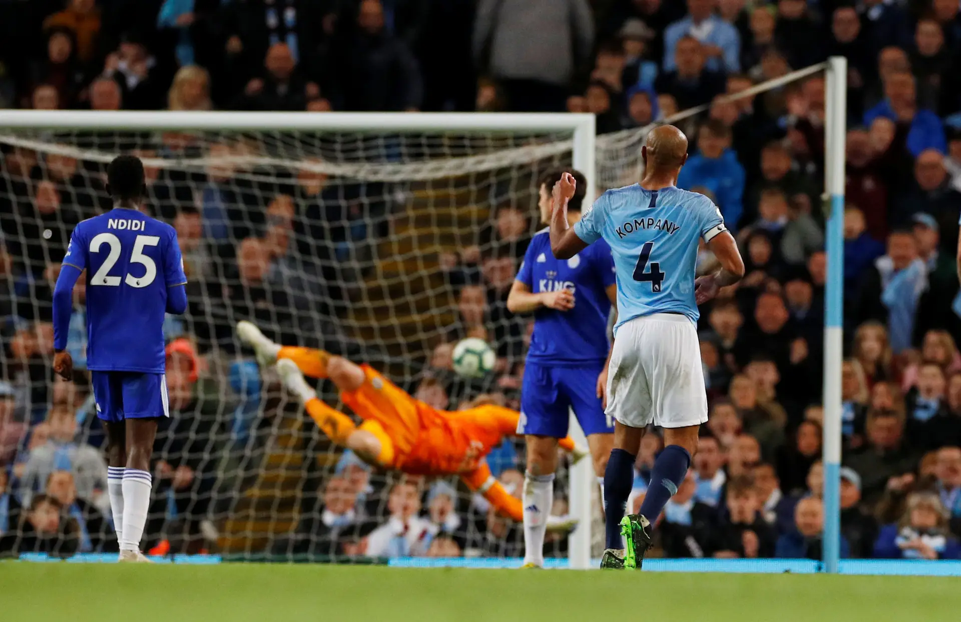 Golo "monumental" de Kompany segura liderança do Manchester City