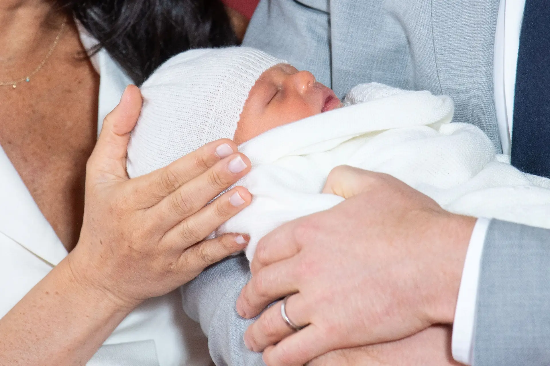 Duques de Sussex mostram o bebé real ao mundo