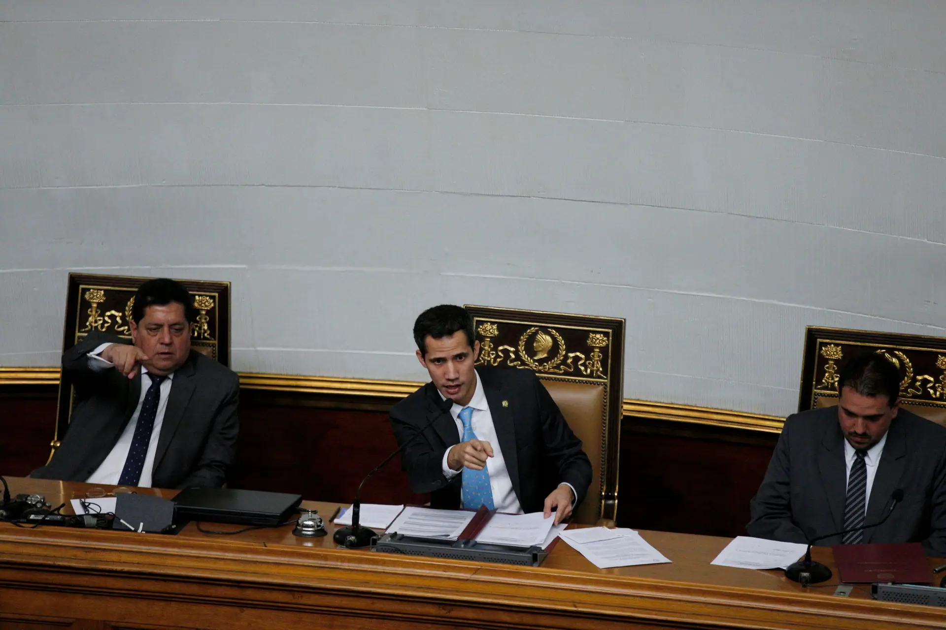 Edgar Zambrano, Juan Guaidó e Stalin Gonzalez (da esquerda para a direita).