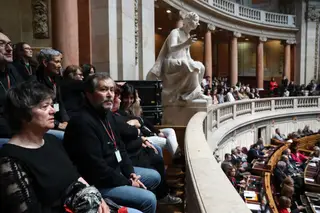 Professores abandonam em silêncio o Parlamento no momento do chumbo