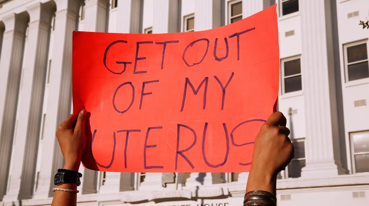Manifestantes a favor do aborto protestam em frente ao Alabama State House contra a lei anti aborto mais estrita dos Estados Unidos.