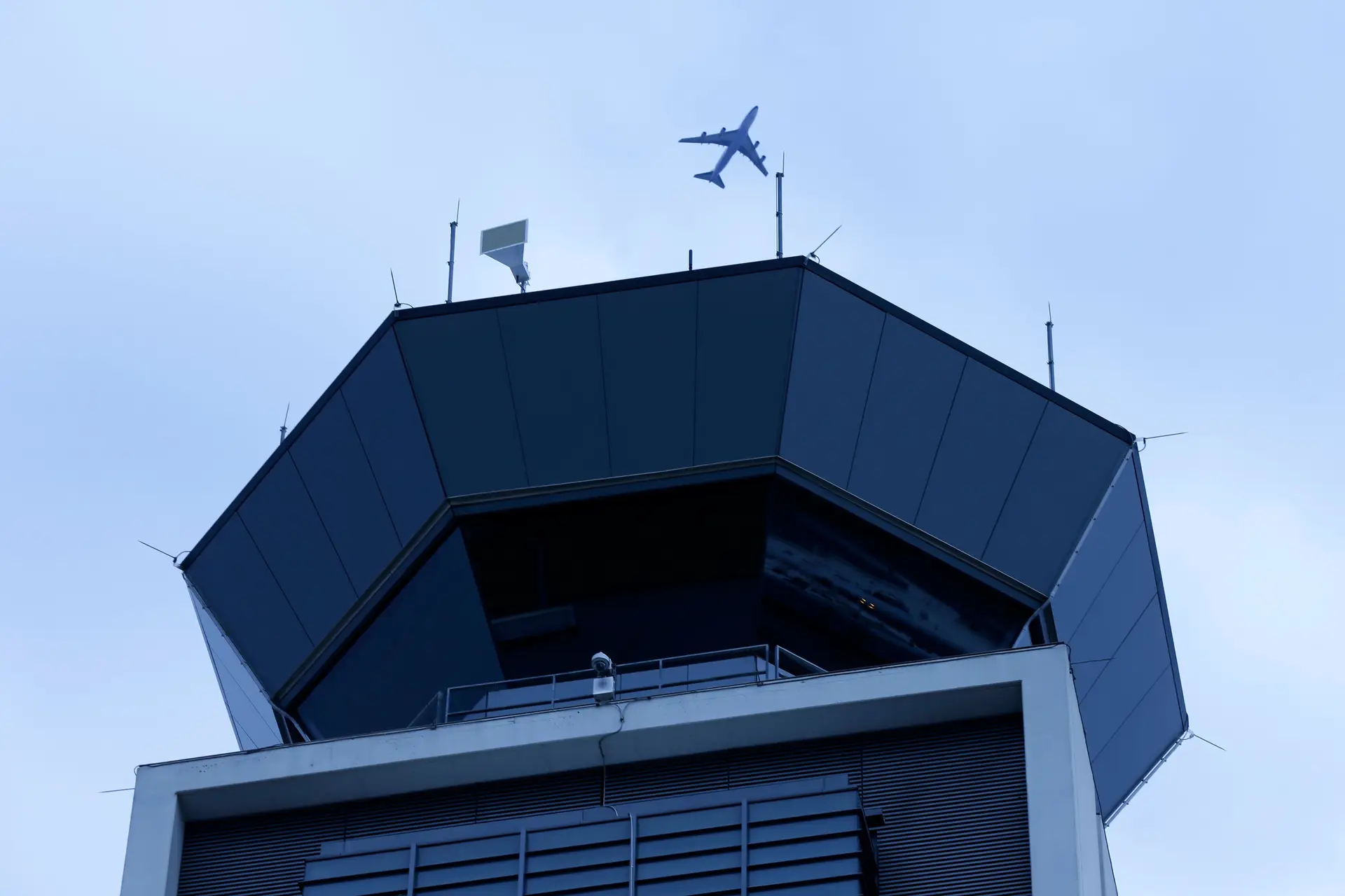 EUA alertam aviões comerciais para risco de sobrevoar Golfo Pérsico