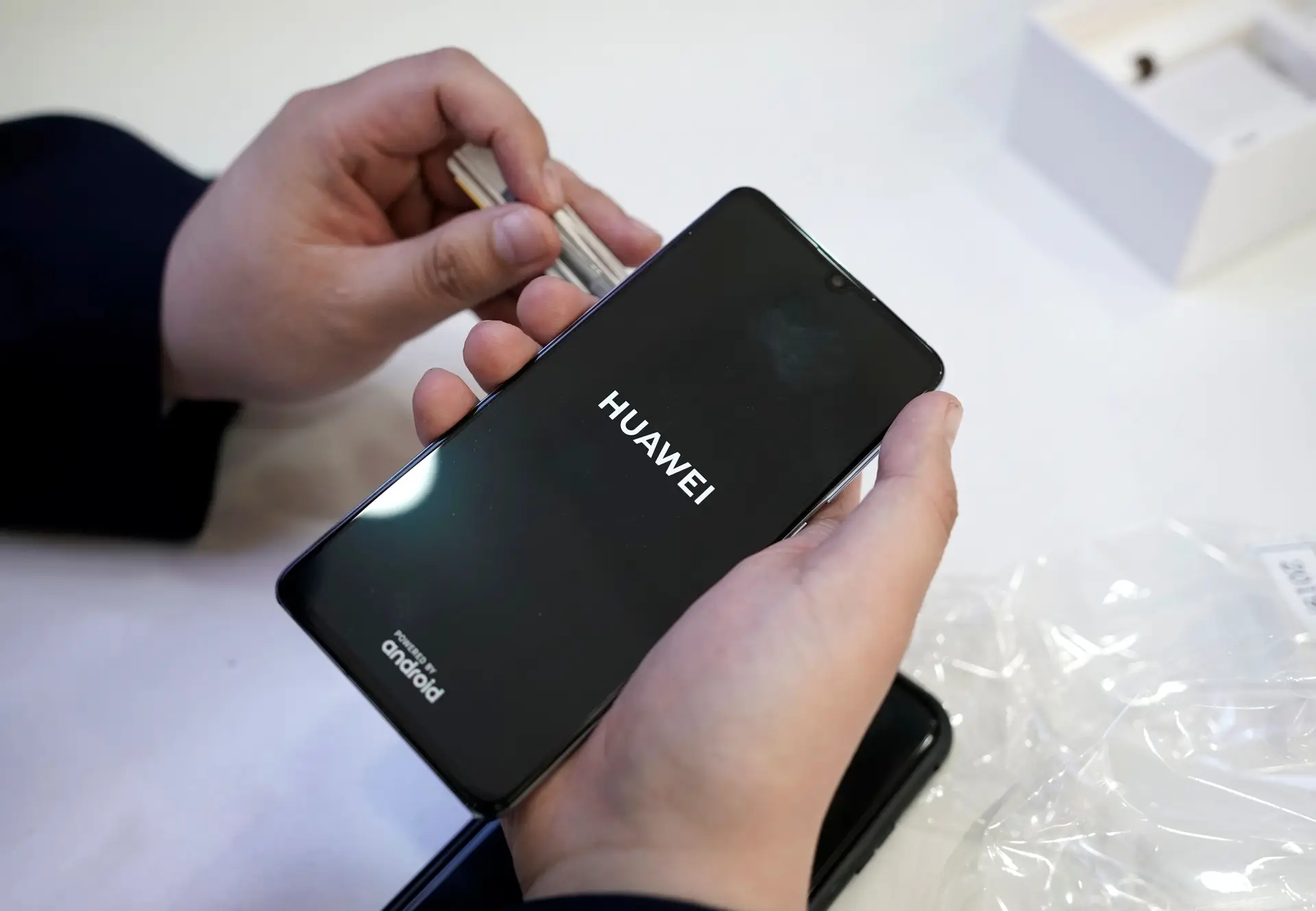Google assegura que smartphones da Huawei vão continuar com serviços básicos