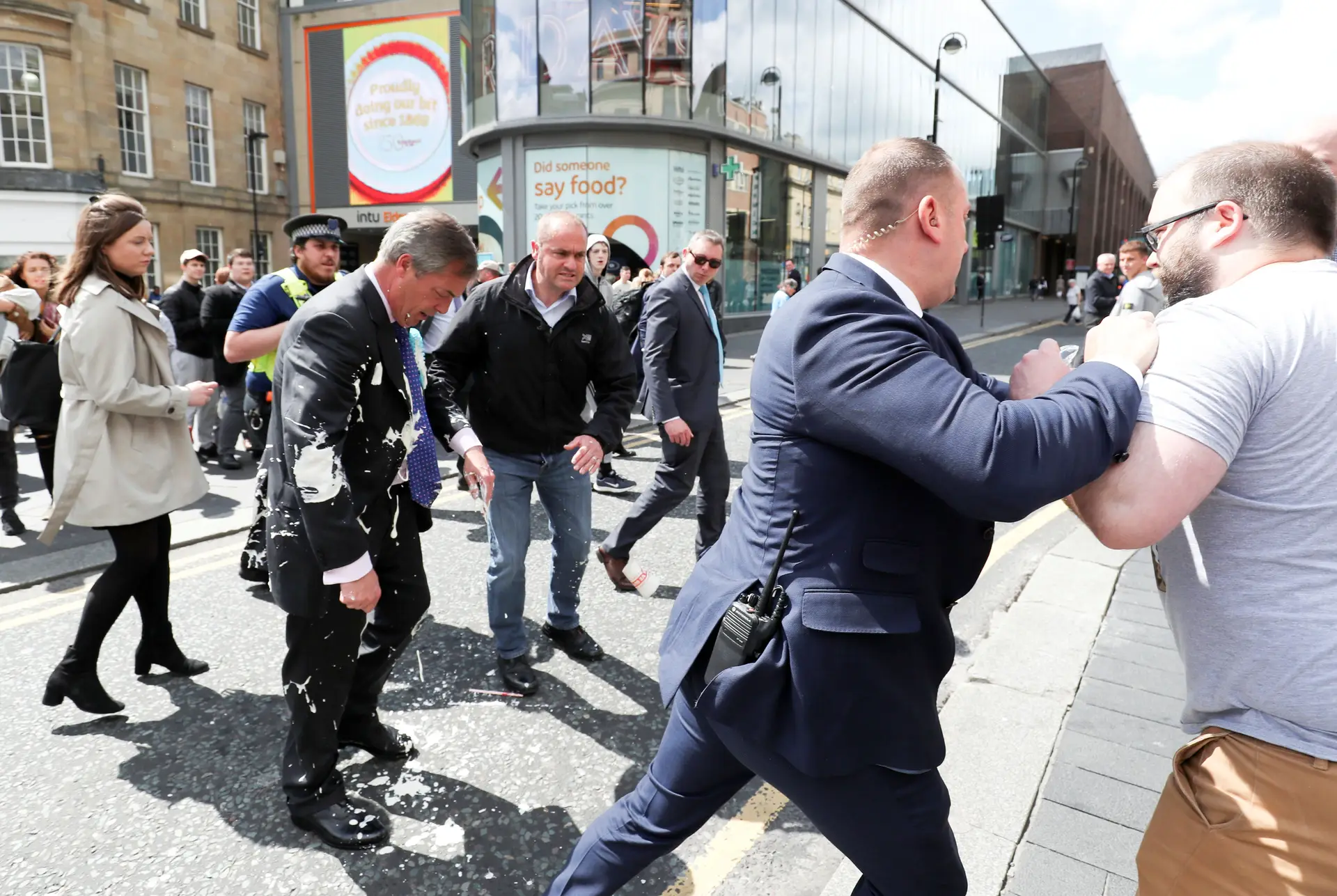 O vídeo do líder do partido do Brexit a ser atingido com um batido