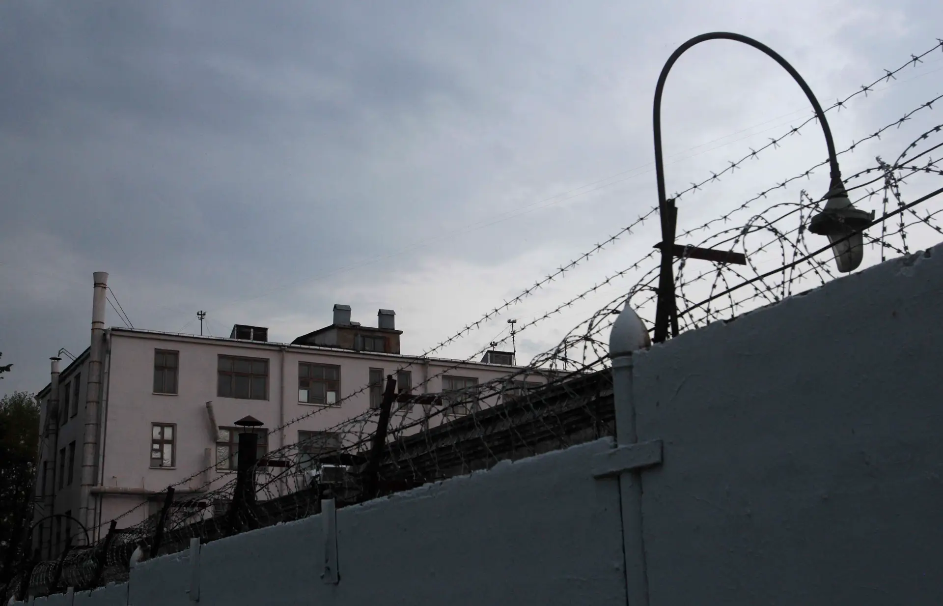 Milhares de reclusos em fim de pena vão ser libertados em França