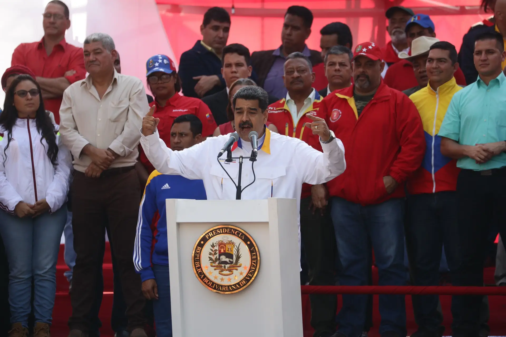Maduro renova apelo aos militares para que detenham traidores e defendam a paz