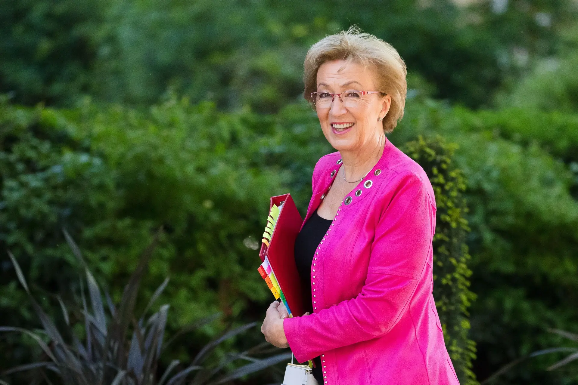 Ministra britânica demite-se e aumenta pressão sobre Theresa May