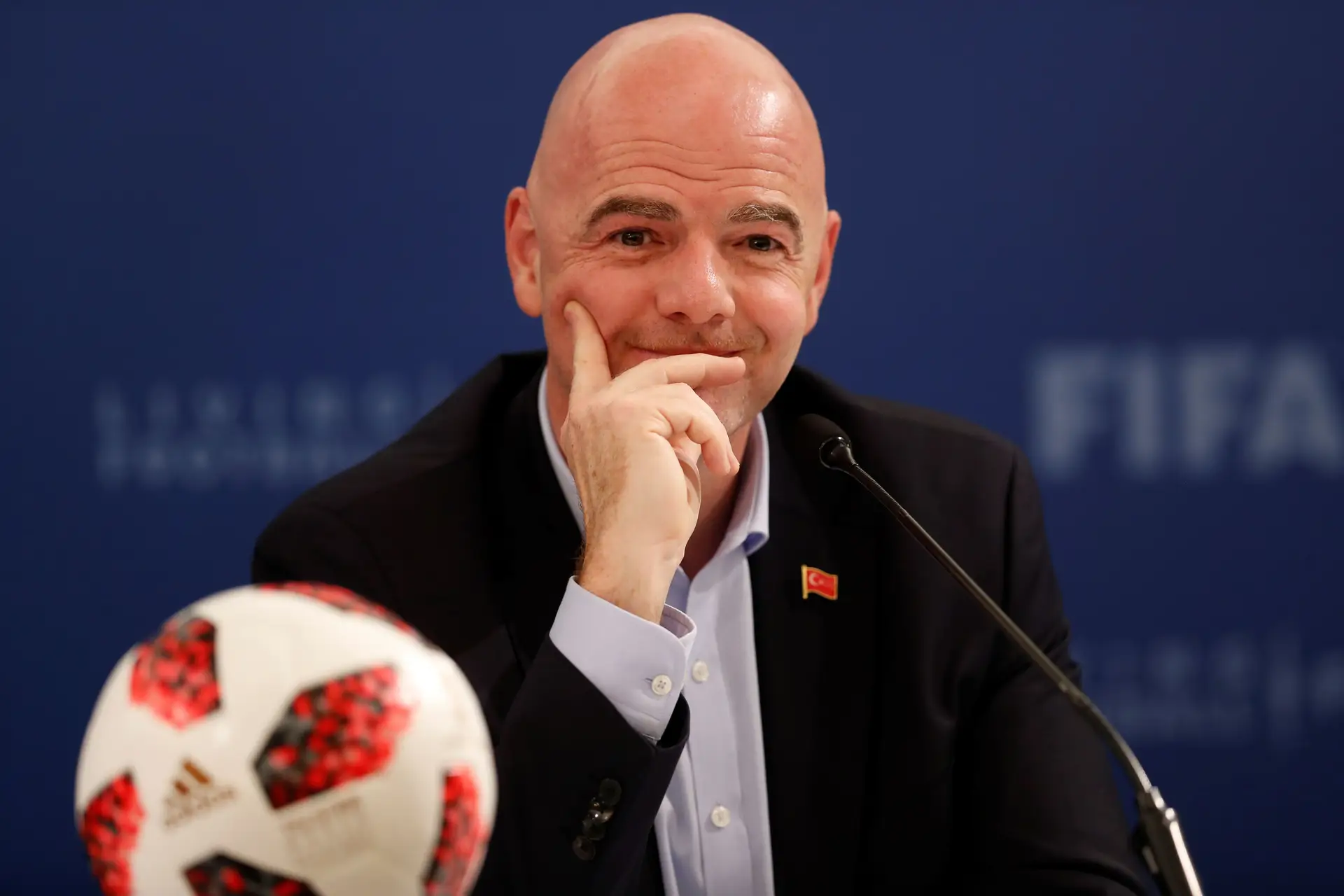 Presidente da FIFA elogia postura do mundo do futebol perante o surto de Covid-19
