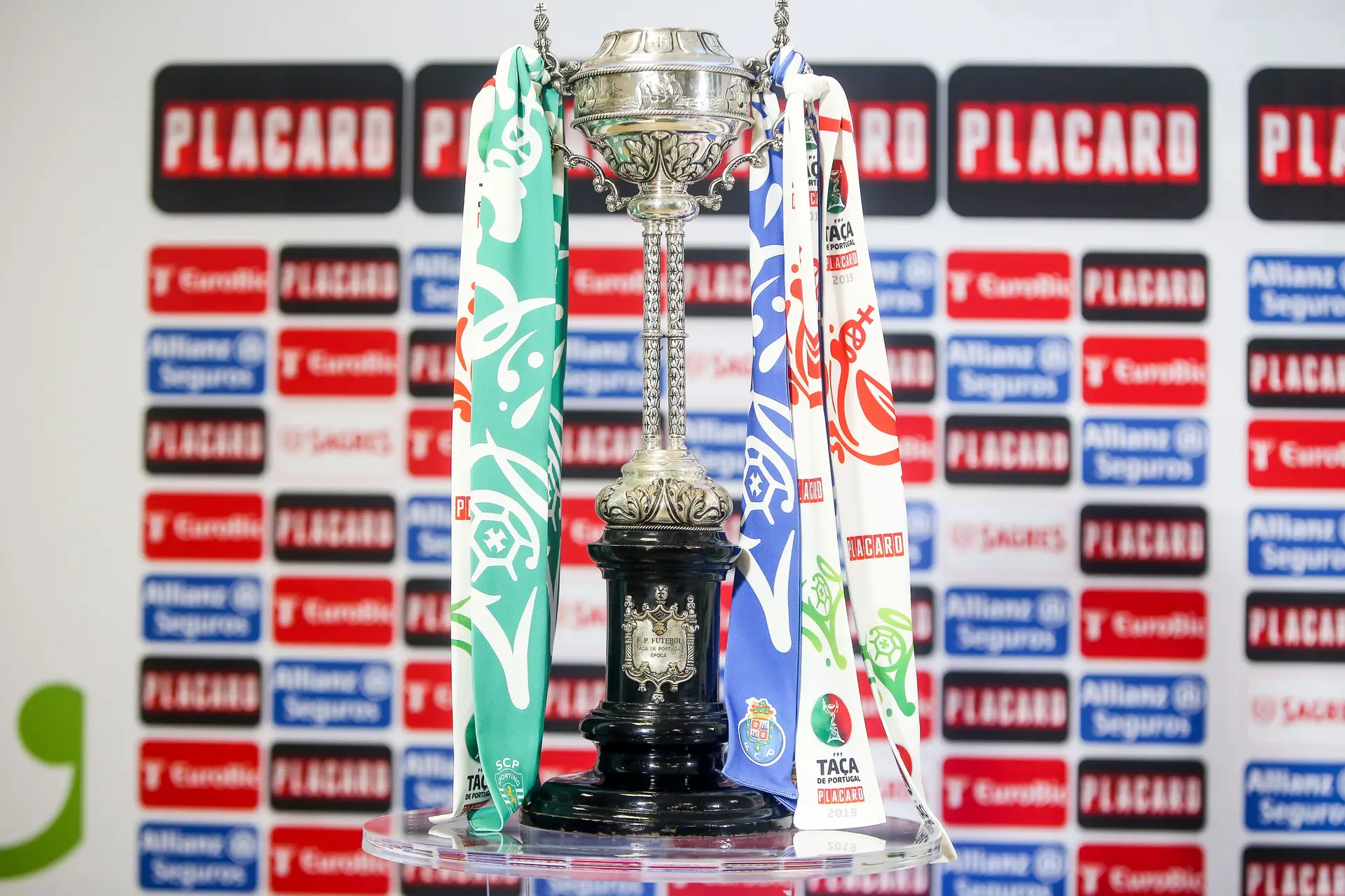 Troféu da Taça de Portugal.