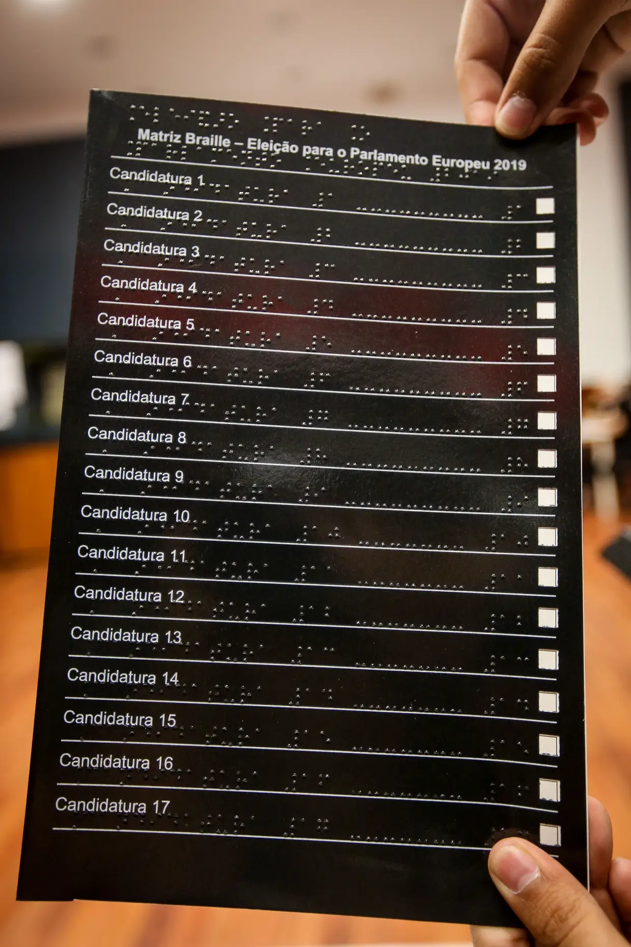 Matrize de braile para sobrepor ao boletim de voto, em Vila Franca de Xira