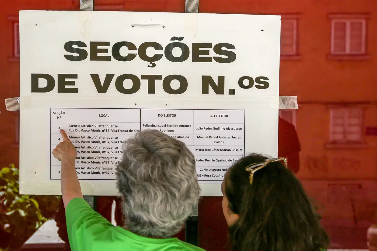 Cidadãos consultam as informações de secções de voto, em Vila Franca de Xira