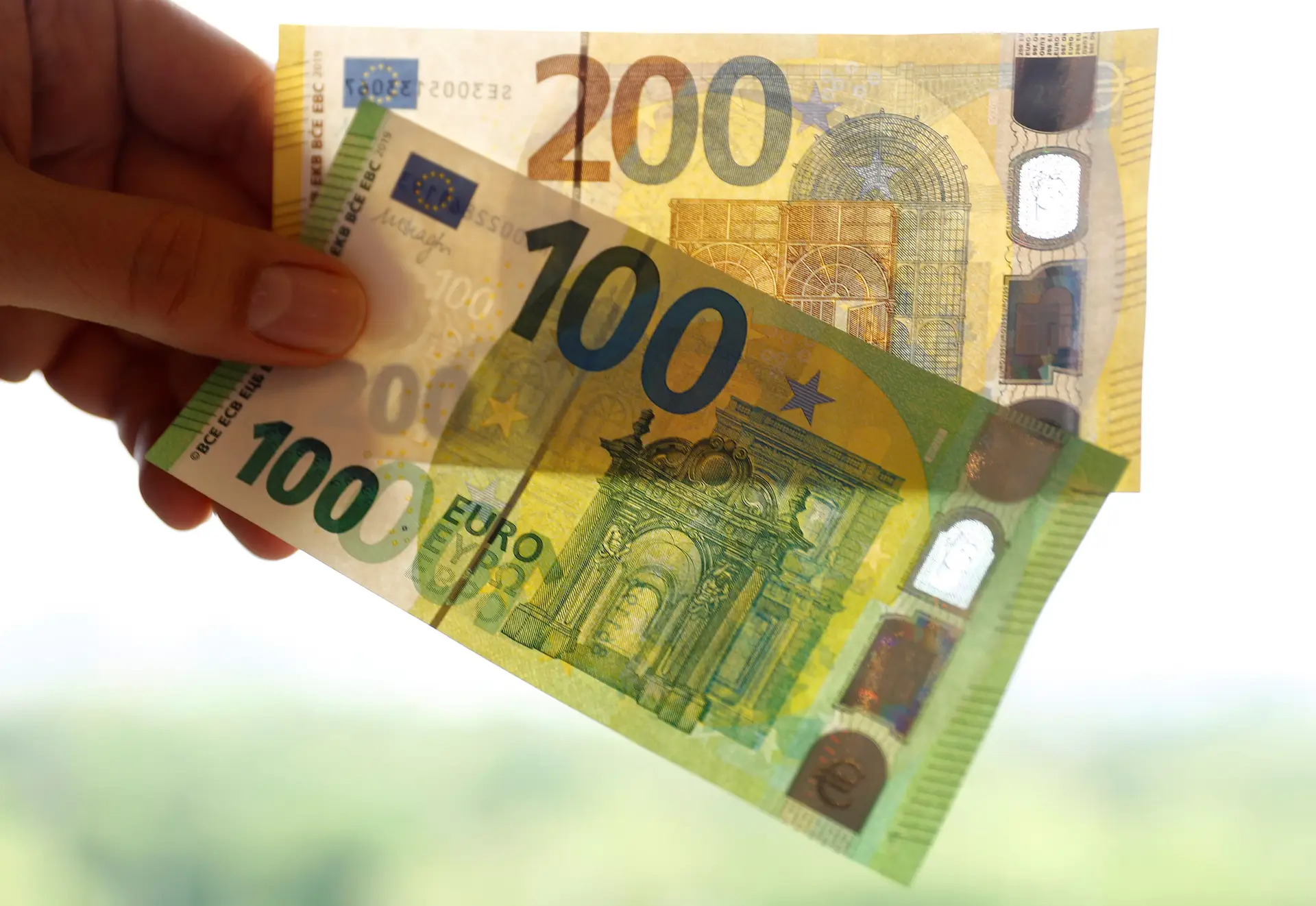 Novas notas de 100 e 200 euros entram em circulação na terça-feira