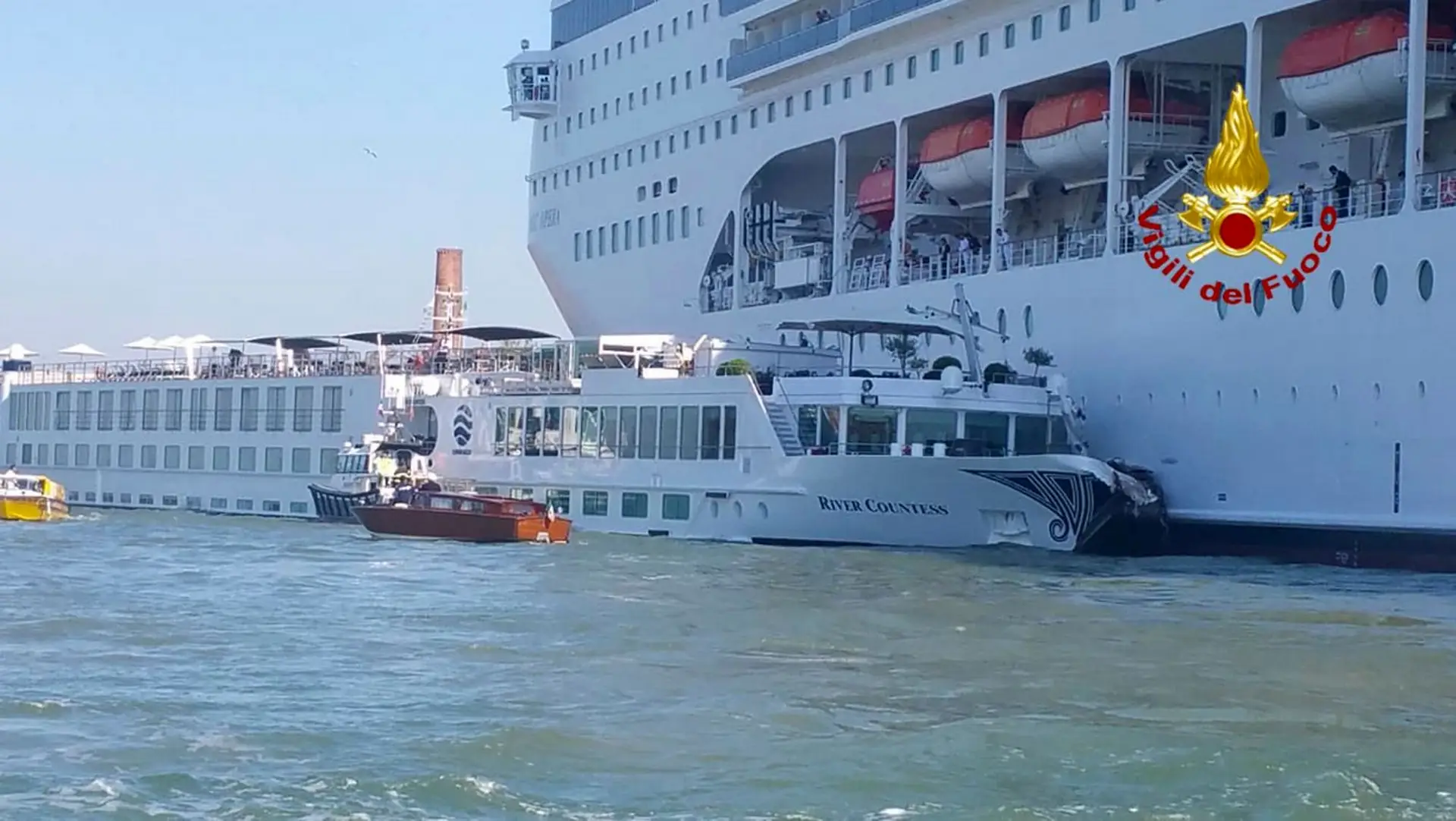 Navio de cruzeiro entra descontrolado no cais e embate contra barco turístico em Veneza foto