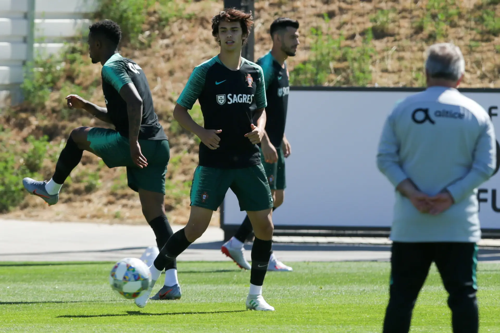 Secretário de Estado do Desporto critica "comportamento imbecil" nos assobios a João Félix