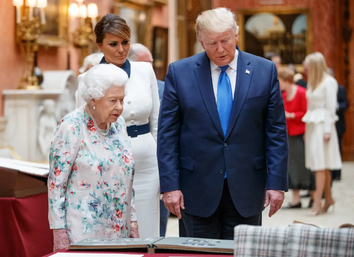 Trump esquece-se do presente que tinha dado à Rainha mas é "salvo" por Melania