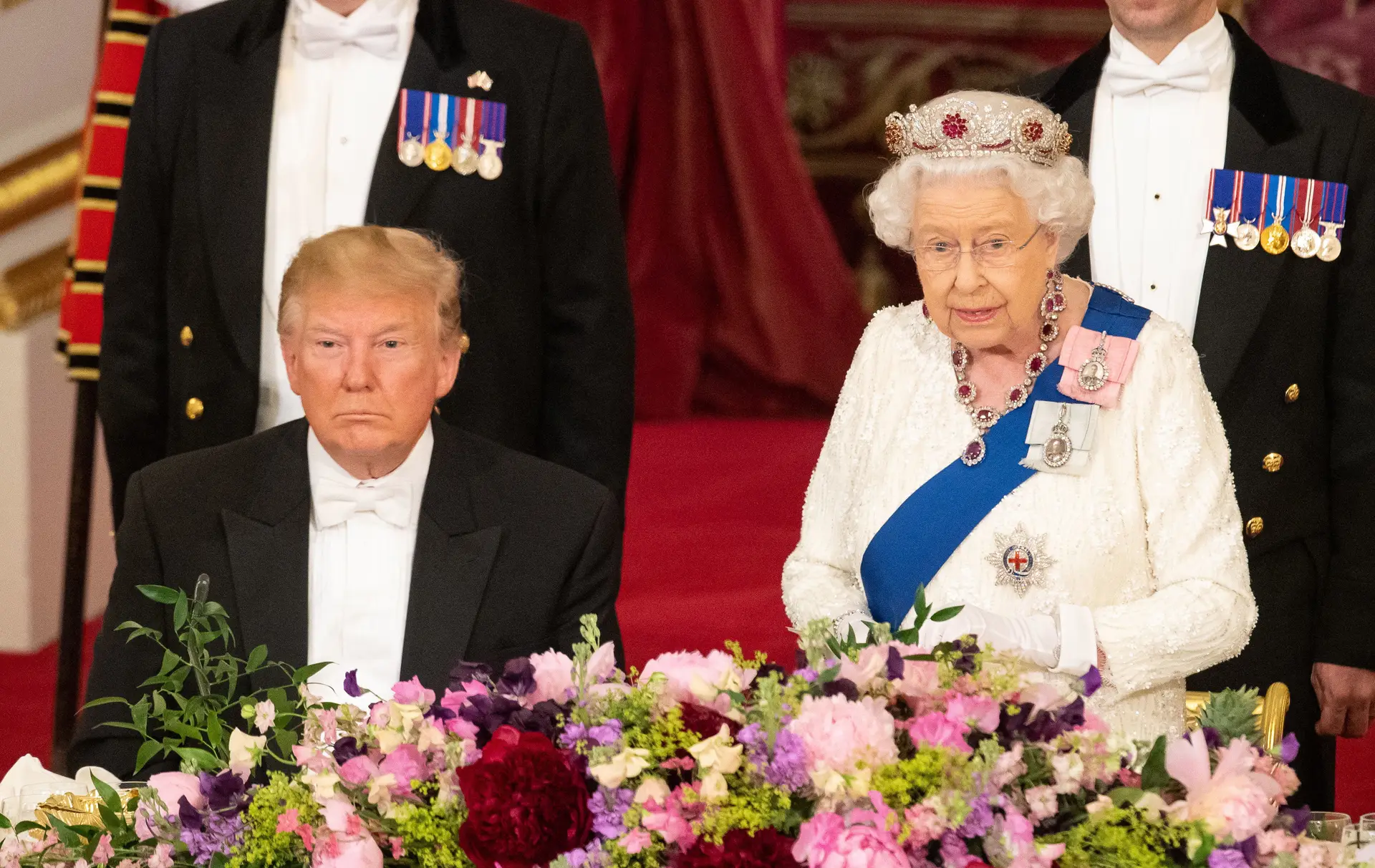 Trump luta contra o sono durante discurso da Rainha Isabel II