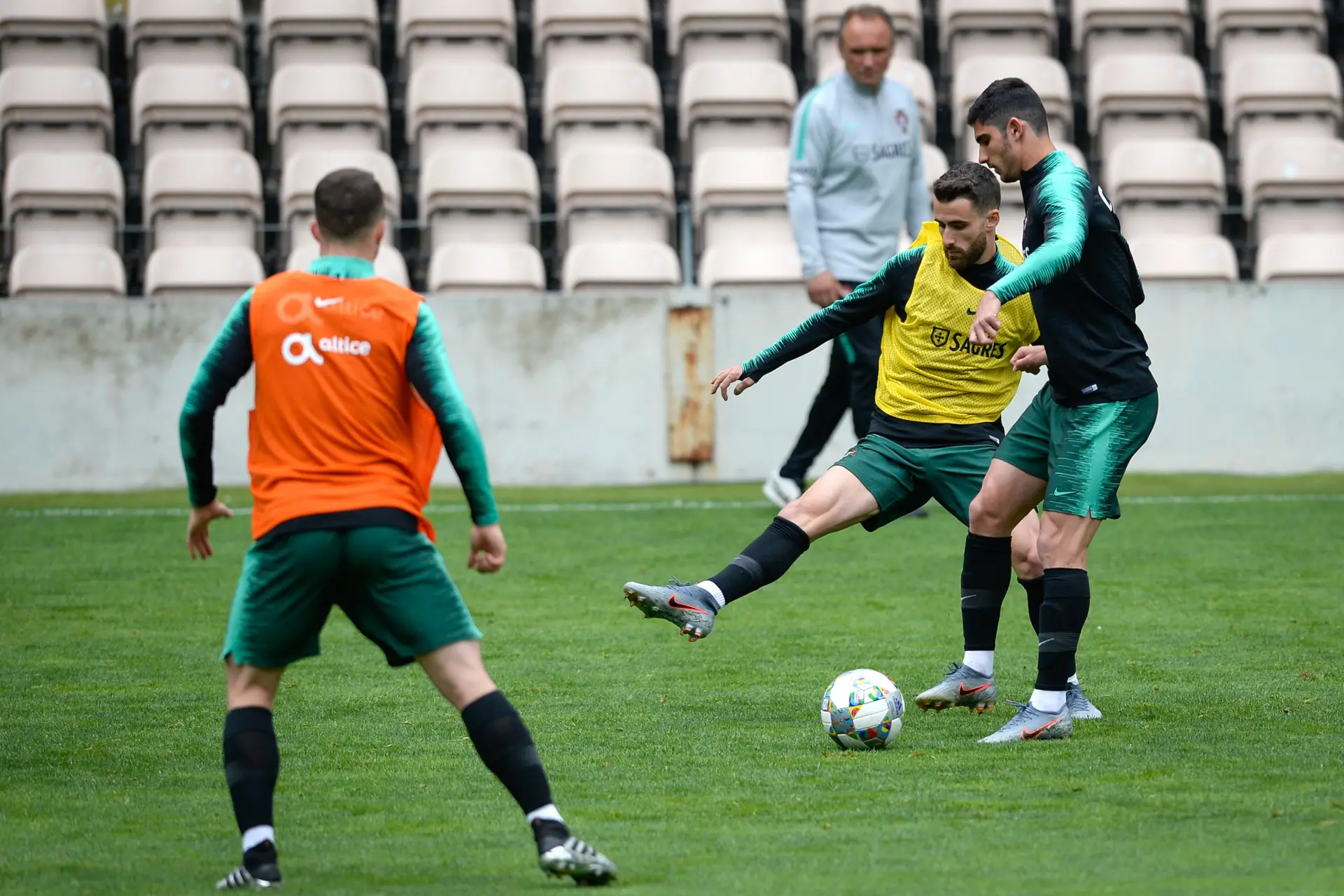 Pepe ausente e apenas 12 jogadores no treino de Portugal