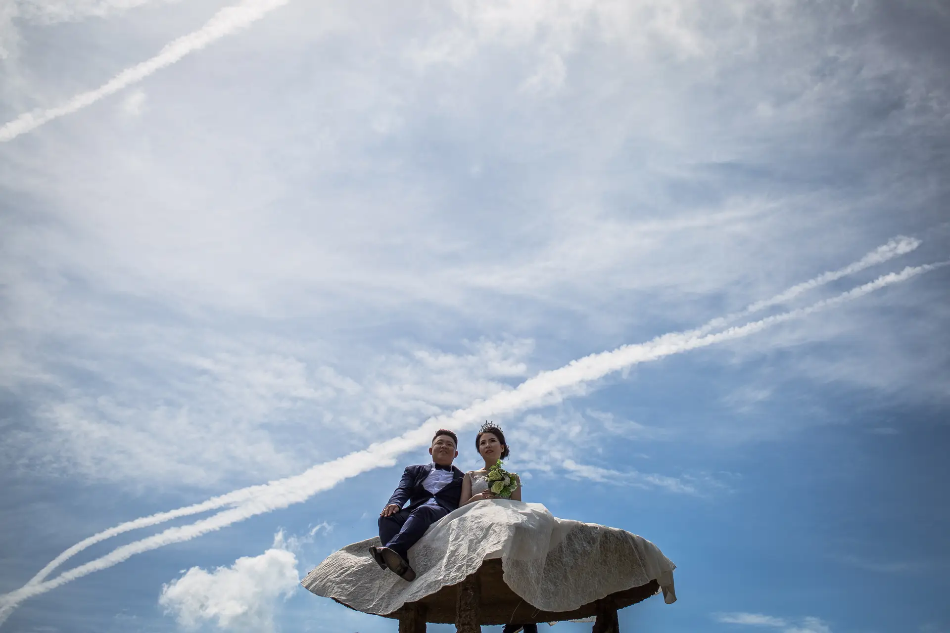 Um casal vietnamita posa para as fotografias do casamento, no ponto mais alto de Hải Vân Pass, no Vietname.  