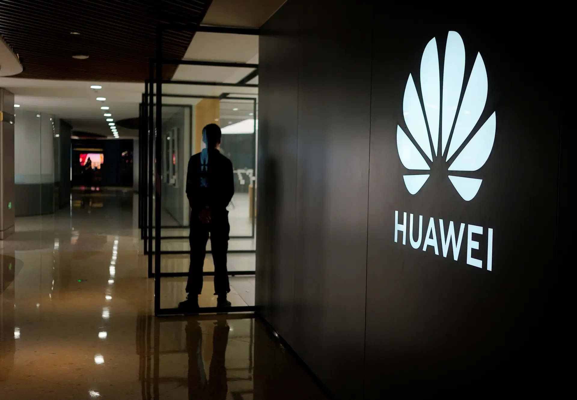 Huawei admite quebra de receitas superior a 26 mil M€