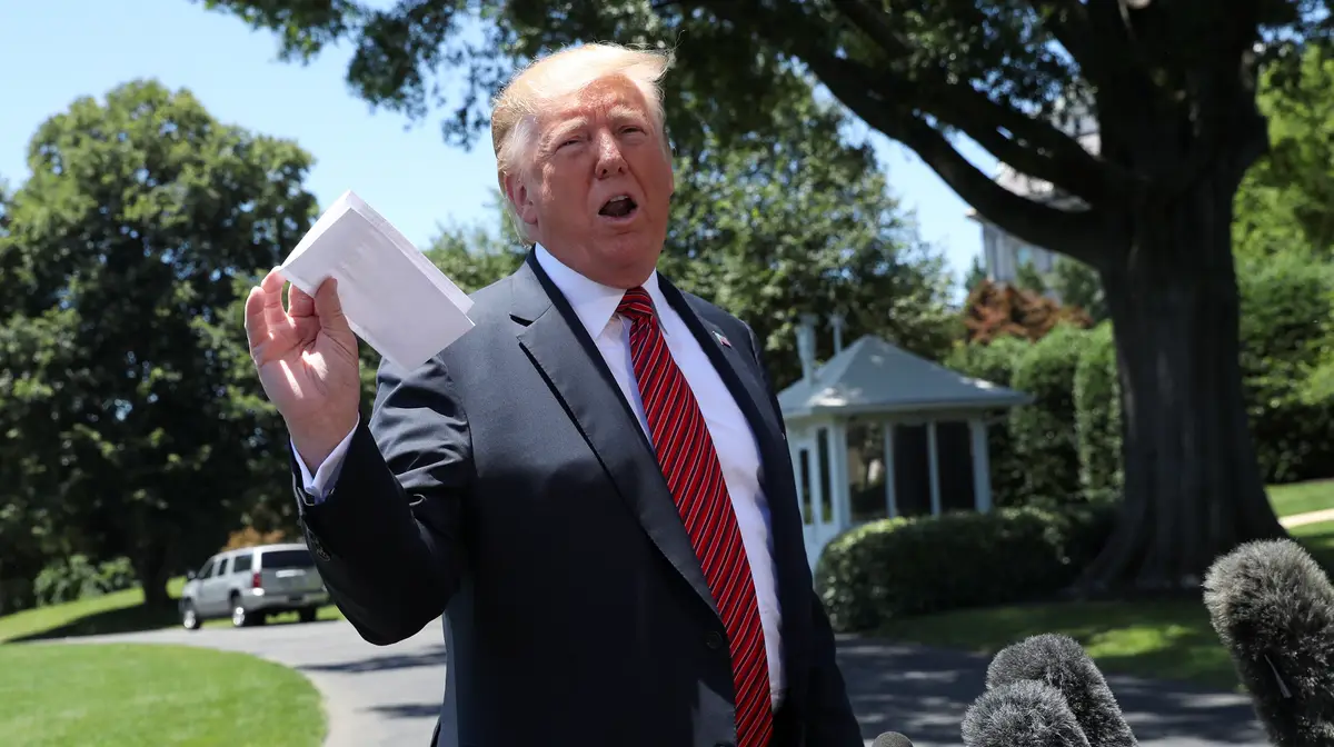 Trump exibe documento secreto e volta a quebrar as regras da diplomacia internacional