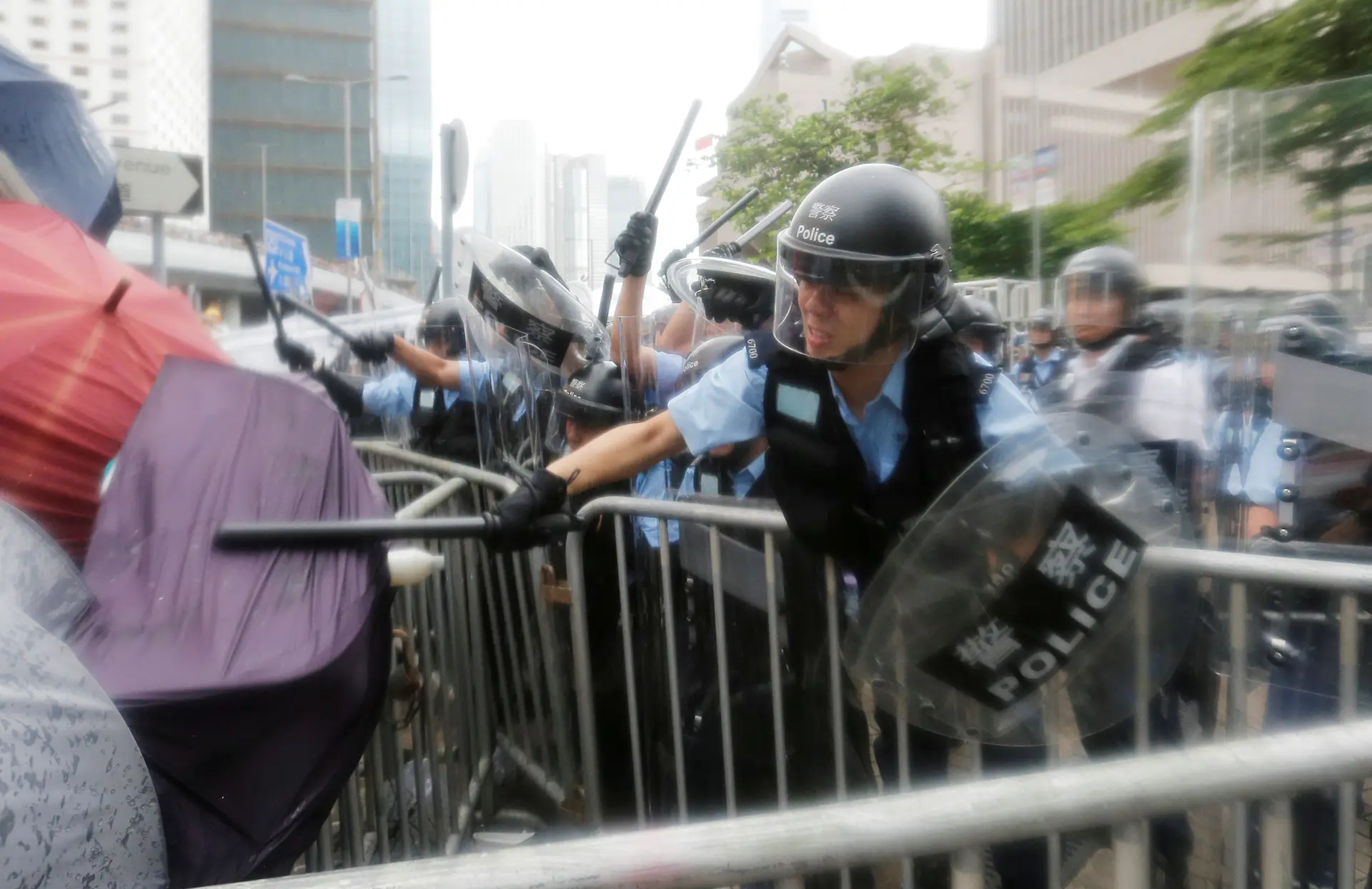 Polícia de Hong Kong carrega sobre manifestantes no centro da cidade
