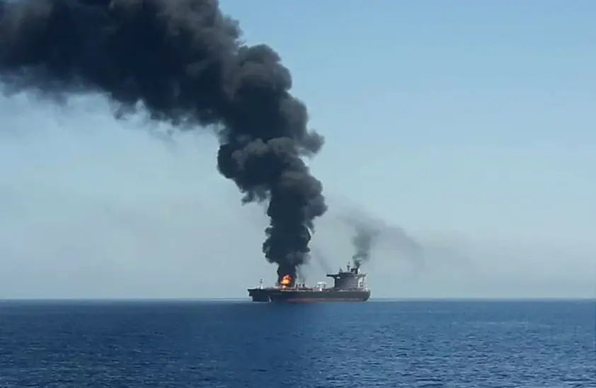 Petroleiro norueguês em chamas no Golfo de Omã, um navio japonês alvo de ataque