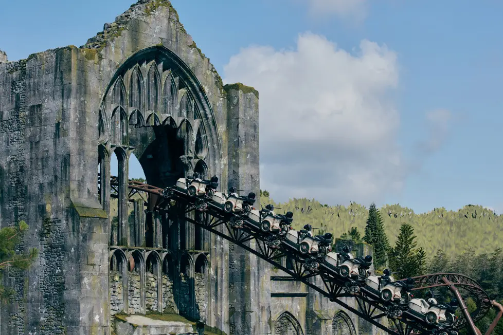 "Muggles" esperam 10 horas para entrar na montanha russa de Hagrid em Orlando, EUA