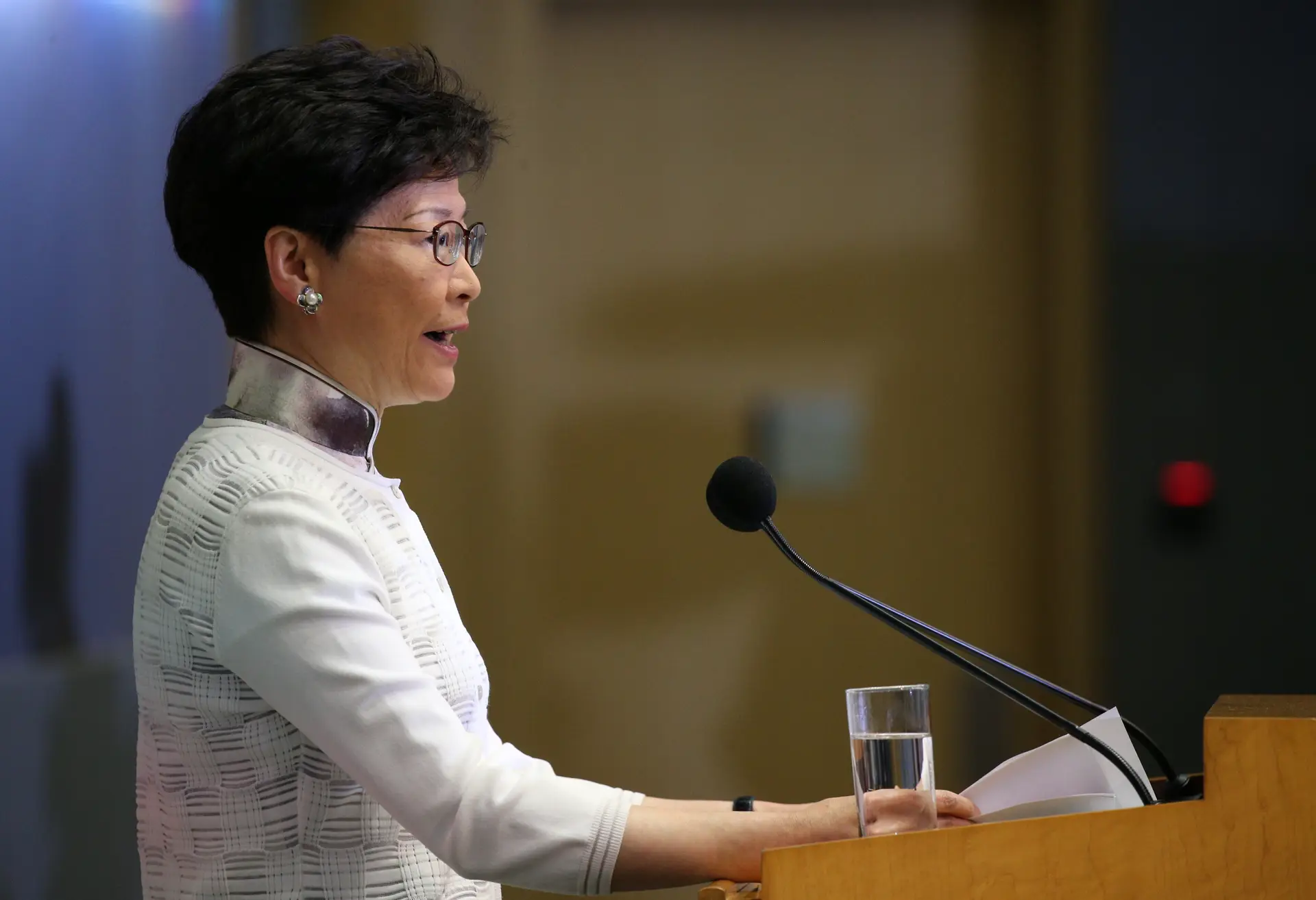 Chefe do Governo de Hong Kong vai continuar no cargo e volta a pedir desculpa à população