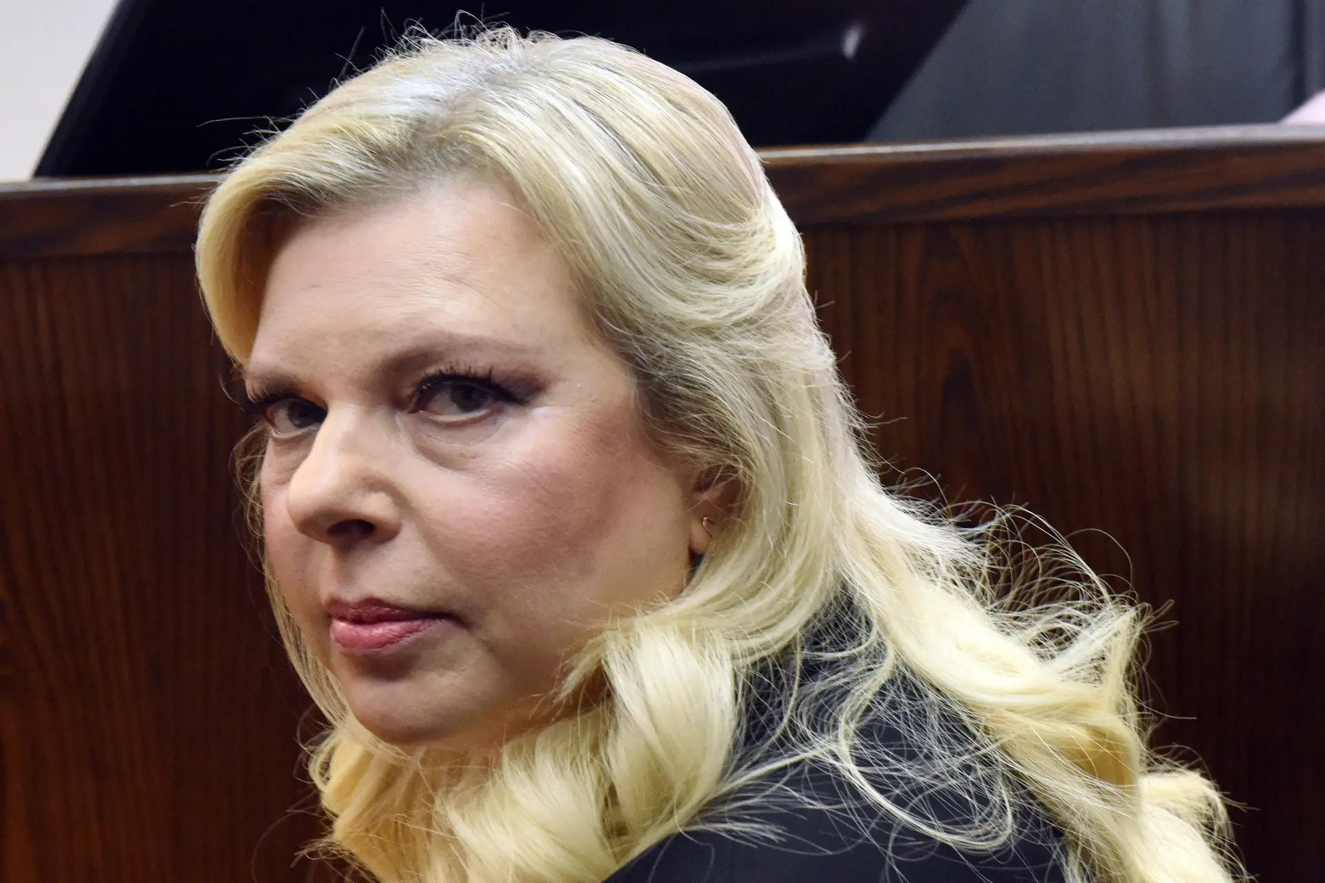 Sara Netanyahu, mulher do PM israelita, considerada culpada de uso indevido de dinheiros públicos