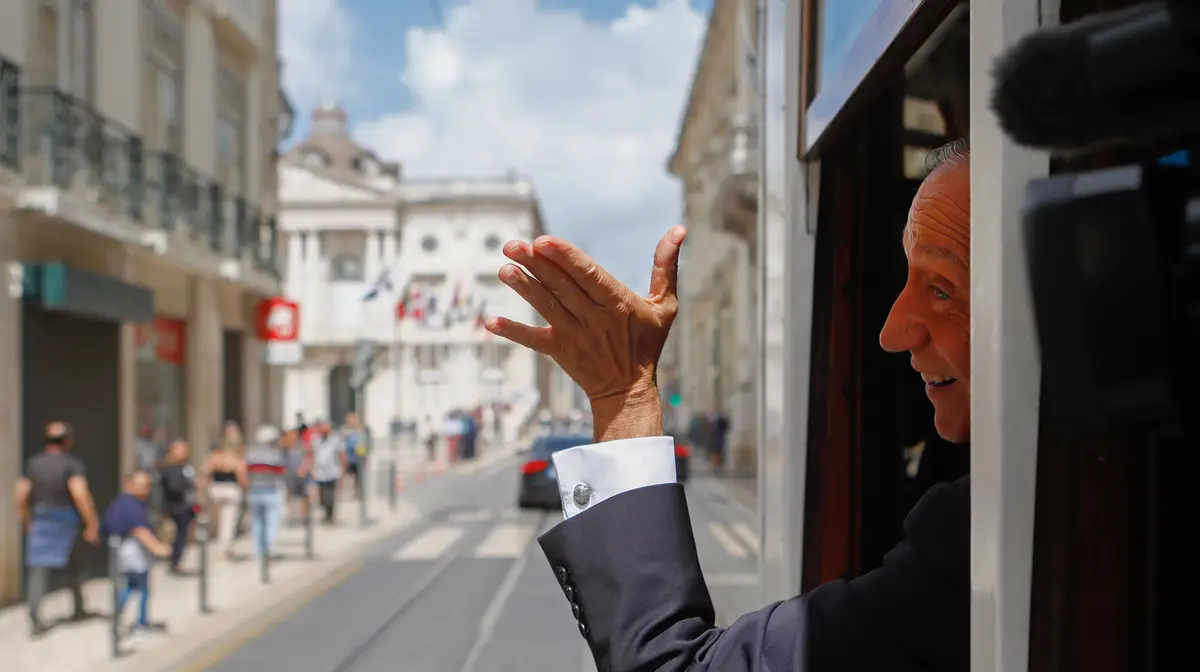 O Presidente da República, Marcelo Rebelo de Sousa, acena durante uma viagem de elétrico em Lisboa pela visita de Estado do Presidente da Áustria.