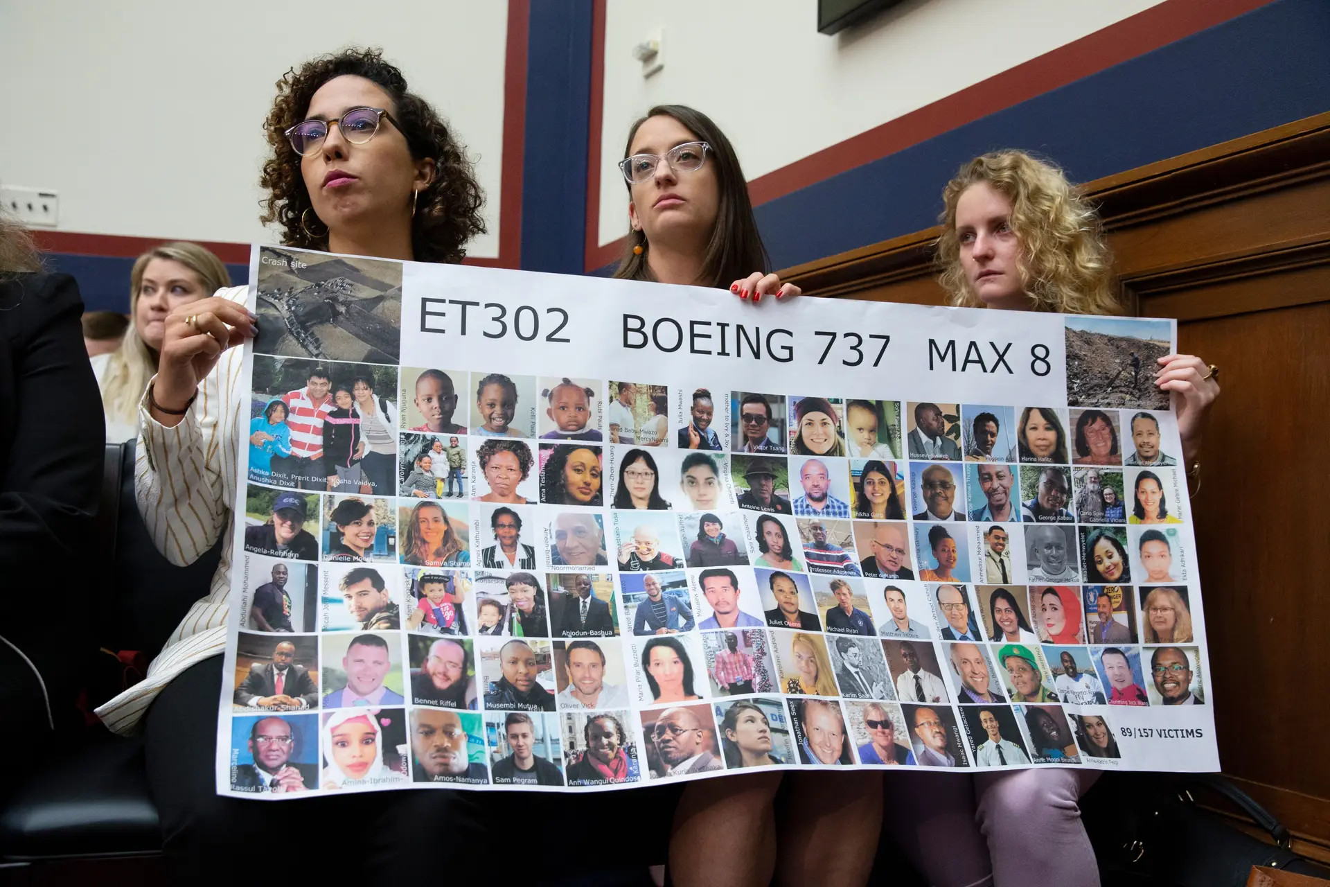 Cartaz com as vítimas do voo da Ethiopian Airlines durante uma audiência sobre o Boeing 737 Max, em Washington DC, EUA.
