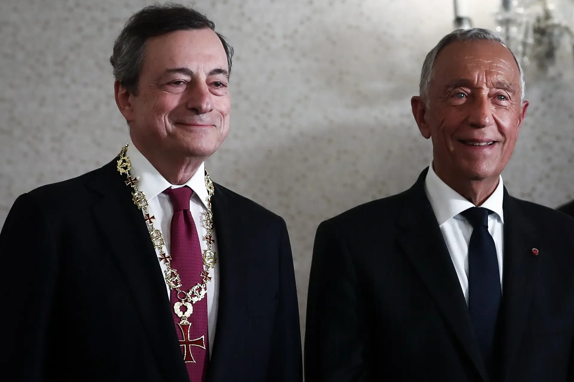 Marcelo condecora Mario Draghi em reconhecimento pelo "excelente" mandato no BCE